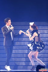 组图：范玮琪个唱秀姐妹感情 与范晓萱亲亲