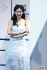 组图：林志玲花仙子造型露美腿 性感卖萌吃樱桃