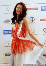 组图：25岁嫩模日本环球小姐夺冠 花枝乱颤比V