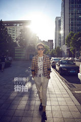 明星爱街拍：沙溢潮范儿出街 绽放温暖笑容