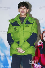 组图：金秀贤穿冬装会粉丝 帅气微笑俘获女心