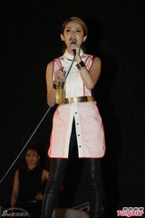 组图：萧亚轩音乐节暴雨开唱 红唇白裙迟登台