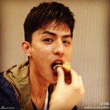 组图：张亮超模好友刘畅走红 长腿奶爸偶像颜