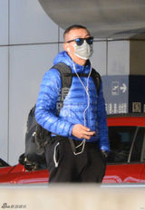 组图：聂远口罩遮面亮相机场 女友甜蜜接机