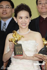 组图：曾宝仪金马礼服性感亮相 自嘲曾志伟像哈比人