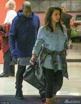 组图：卡戴珊产女后首露面 现身洛杉矶容光焕发