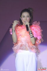 组图：钟嘉欣热力开唱 陈慧琳担任嘉宾