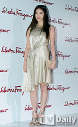 组图：少女时代清纯性感 高俊熙镂空裙露背冷艳