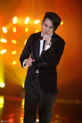 组图：周笔畅玩谢耳朵乐器 邓紫棋黑丝秀腿