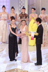 组图：2012港姐竞选现场 岑杏贤获最上镜小姐奖