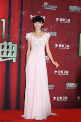 组图：唐嫣亮相国剧盛典粉色长裙明艳动人