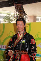 组图：黎耀祥与郑则仕斗戏 周家蔚与佘诗曼饭聚