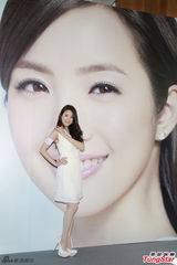 组图：林依晨白裙亮相代言清新优雅