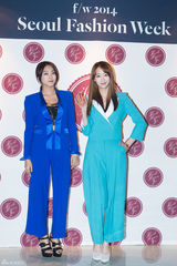 独家：俊男美女亮相首尔时装周 鲁敏宇炫长腿