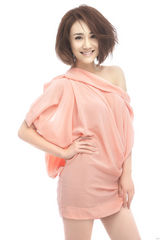 组图：刘芸全新夏日写真 裸妆薄裙显青春性感