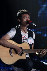 幻灯图：《快男》突围第3场摇滚小子叫板黑面判官