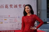 组图：小宋佳红色短裙亮相红毯 与热情影迷握手