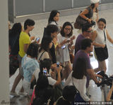 组图：言承旭休闲便装亮相 墨镜遮面笑对粉丝