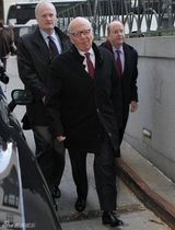 组图：邓文迪与默多克正式离婚 黑脸走出法院