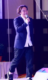 组图：明星羽毛球队成立一周年 陈奕迅首担拍卖官