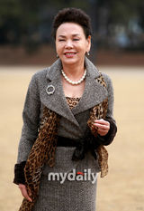 幻灯图：《唐突的女子》发布会 徐智英洪仁英出席