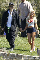 幻灯图：海蒂-蒙塔格热裤爆乳装令人喷血 