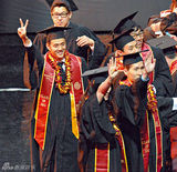 组图：林峰吴千语戴情侣戒当众甜蜜热吻