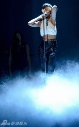 组图：蕾哈娜全裸诱惑 裹皮草下身真空展曼妙曲线