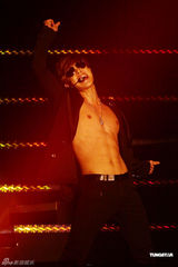 组图：金贤重开唱露胸耍性感 与gaga撞期仍火爆