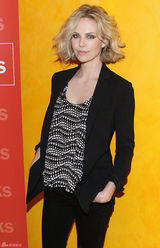 高清图：查理兹-塞隆西装亮相纽约时报访谈活动