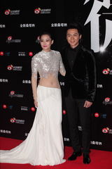 组图：2012新浪微博之夜红毯-情侣档李晨张馨予