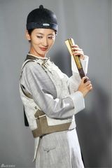 组图：郭珍霓新剧造型多变 侠客淑女合二为一