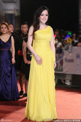 组图：许嘉凌亮黄色长裙亮相金钟红毯风韵十足