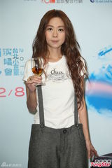 组图：陈绮贞演唱会男友现身 豪放上演女女舌吻