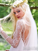 组图：米兰达最新金发写着 头戴花环半裸如仙子