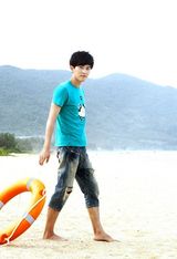 组图：大左海边写真出炉 花美男潮流感爆棚