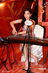 幻灯图集：熊黛林华美礼服亮相 表演优美花灯舞 