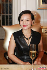 组图：吴佩慈金色黑纱长裙亮相 身段优美气质佳