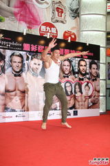 组图：周秀娜自曝享受单身 活动中撕猛男衣衫