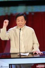 组图：成龙为最佳两岸华语电影颁奖 表情夸张