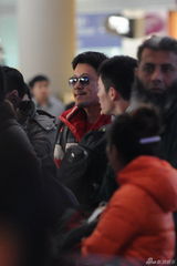 组图：蔡国庆机场“卖萌” 吐舌瘪嘴显可爱