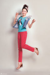 组图：周毅轻淑女复古写真 笑容绽放清新怡人