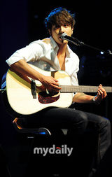 组图：CNBLUE郑容和助阵新人女歌手出道记者会