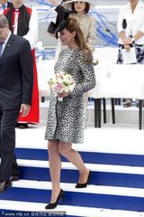 组图：凯特王妃下月将临盆 踩高跟鞋轻盈上楼梯