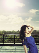 组图：江一燕性感娇艳姿态登杂志封面