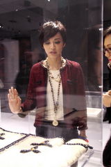 组图：姚晨亮相品牌文化展 利落短发诠释低调奢华