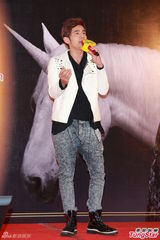 高清图：周杰伦香港签唱火爆 被与蔡依林比胸