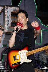 组图：黄贯中享受街头开唱 自曝彩排现突发状况