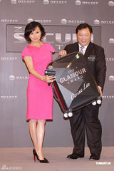 幻灯图：刘嘉玲一身桃红展法式风情 称行李箱曾被撬