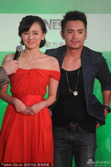 组图：上海电视节红毯 张檬江铠同红裙疑似撞衫